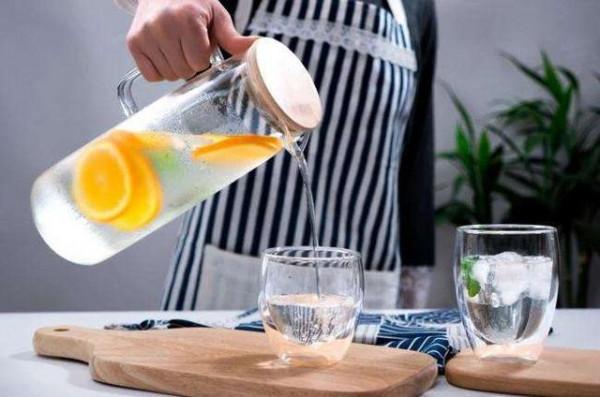 喝水時，一半熱水兌一半冷水，會對身體有危害嗎？越早知道越好