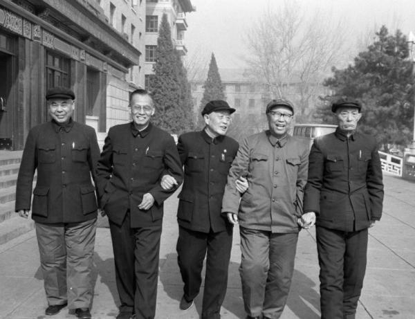 1973年楊振寧與毛主席合影留念，杜聿明十分珍惜，將照片懸掛客廳