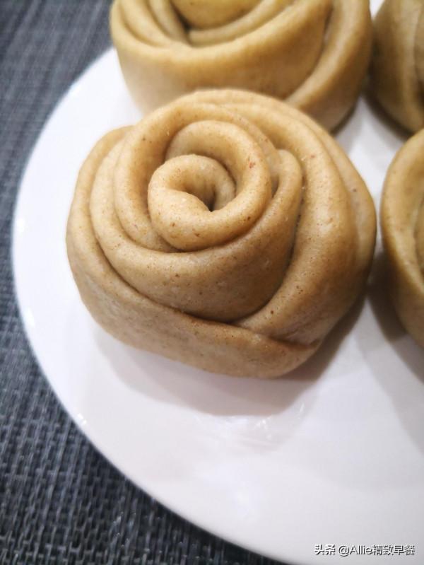 早餐不知道吃什麼？看看我家早餐，白玫瑰主食搭配雞絲蔬菜，完美