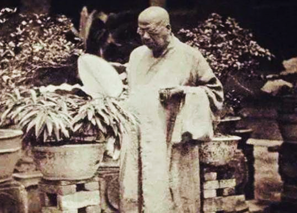 流浪少女被和尚收留，將武功全數傳授給她，不料竟被其偷光積蓄