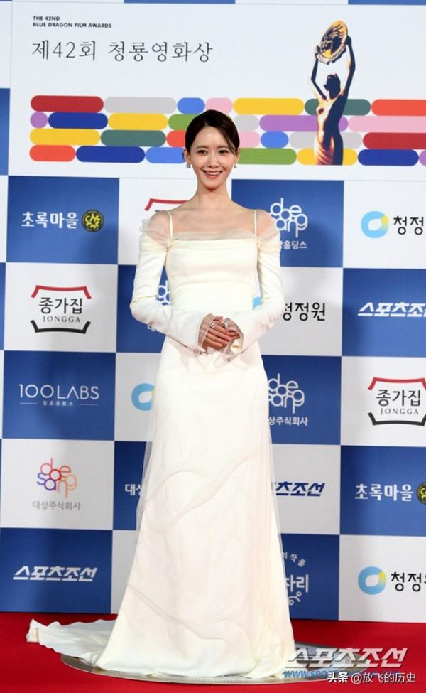 允兒亮相青龍電影節，美炸了