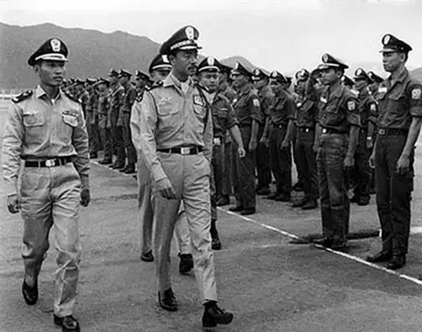 空軍司令對航空公司老闆說:追不上這位空姐,就把飛機打下來 空軍司令對航空公司老闆說:追不上這位空姐,就把飛機打下來