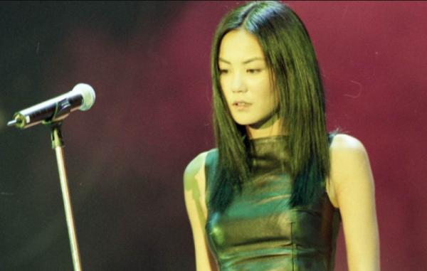 王菲：直面“鋒菲戀”，時隔13年再次和謝霆鋒在央6中秋晚會出現