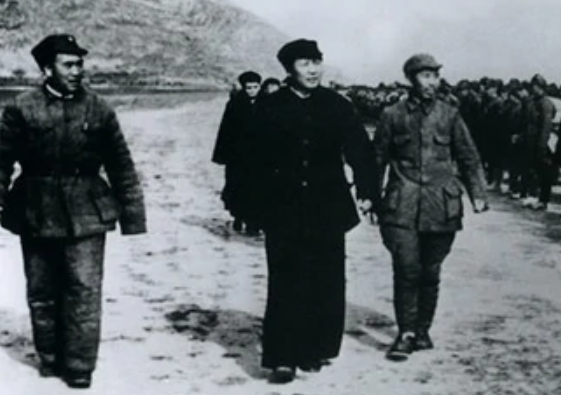 王震持槍見主席被攔:毛主席笑道:王鬍子只要不拿原子彈,別攔 王震持槍見主席被攔:毛主席笑道:王鬍子只要不拿原子彈,別攔