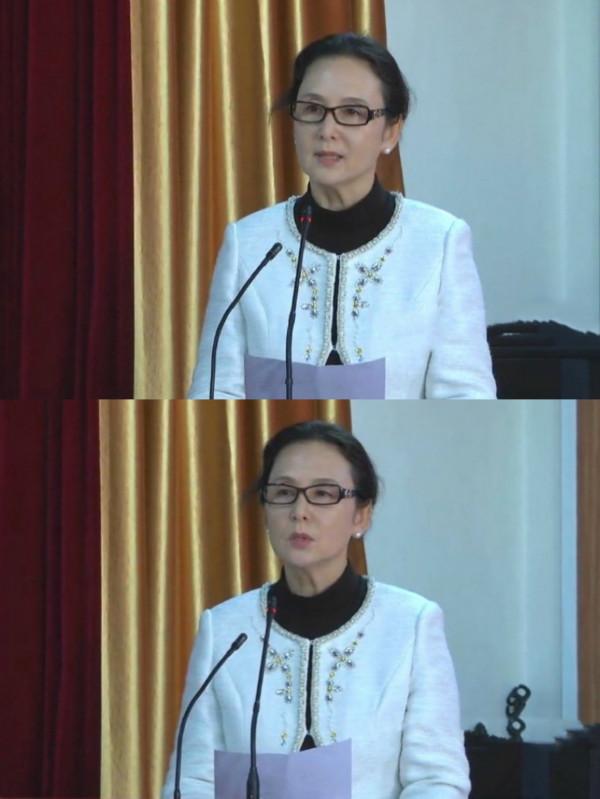 86版“嫦娥”還是那麼美，邱佩寧西裝配長裙高雅貴氣，哪像60多歲