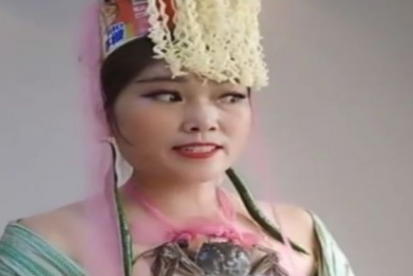 河南一女子模仿武則天，泡麵當王冠，麻袋做龍袍，23家公司求籤約