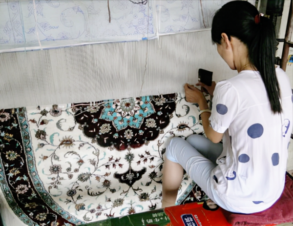 為什麼說真絲材質的手工打結地毯是地毯界的天花板,接著往下看▼ 為什麼說真絲材質的手工打結地毯是地毯界的天花板,接著往下看▼