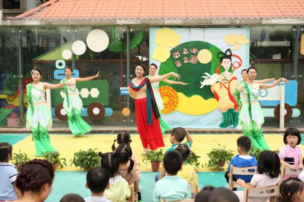 “花兒好 月兒圓”娃娃過中秋
