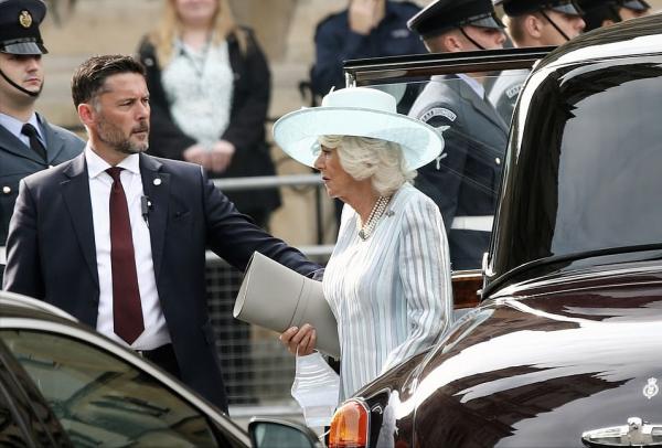 卡米拉風光亮相！藍條紋大衣太顯嫩了，卻被49歲內政大臣搶了風頭