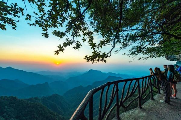 神奇!重慶深山發現一個巨洞,天上掉落一塊巨石,神似佛像 神奇!重慶深山發現一個巨洞,天上掉落一塊巨石,神似佛像