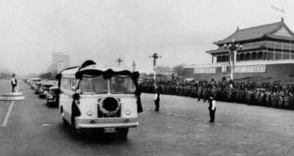 周總理病逝,張玉鳳問毛主席是否參加追悼會,毛主席:我走不動了 周總理病逝,張玉鳳問毛主席是否參加追悼會,毛主席:我走不動了