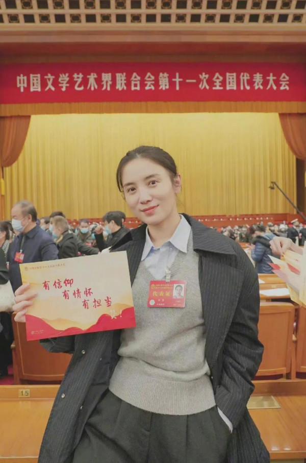 黃渤吳京鄧超同框比心，沈騰貢獻全部笑點，大合照來了半個娛樂圈