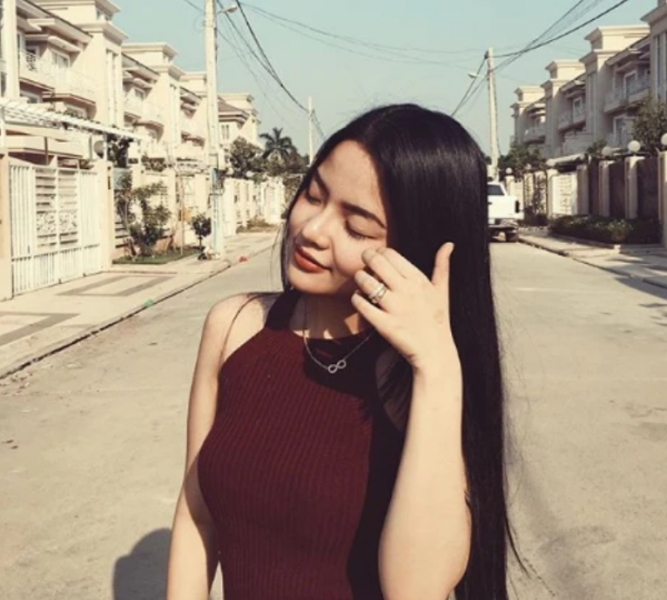 24歲柬埔寨公主自信曬中國大學畢業證，笑容甜美，穿蕾絲襯衫好美