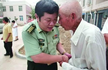 1985年老山前線,突擊隊長負17處傷,戰後給每位烈士父母寄100元 1985年老山前線,突擊隊長負17處傷,戰後給每位烈士父母寄100元