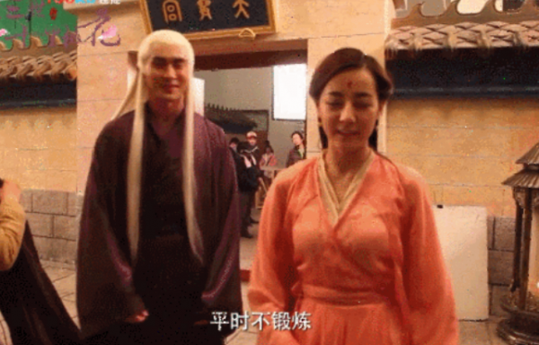 金晨被男星單手公主抱！摟脖子對視太甜蜜，穿短褲一雙腿白到發光