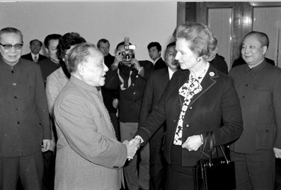 1984年全國兩會期間，鄧小平叫住準備退場的記者：你們給我闢個謠