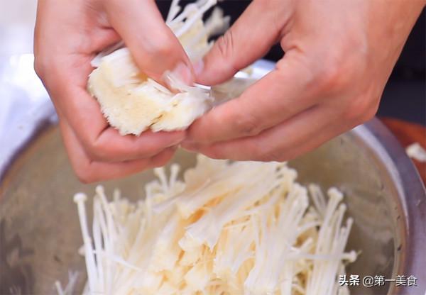 簡單又營養的肉末金針菇，廚師長教你這一招，酸辣入味，拌飯一絕