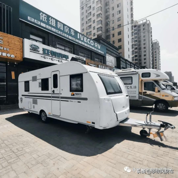 可滿足六人睡眠需求，生活設施完善，讓您旅居無憂的進口拖掛房車