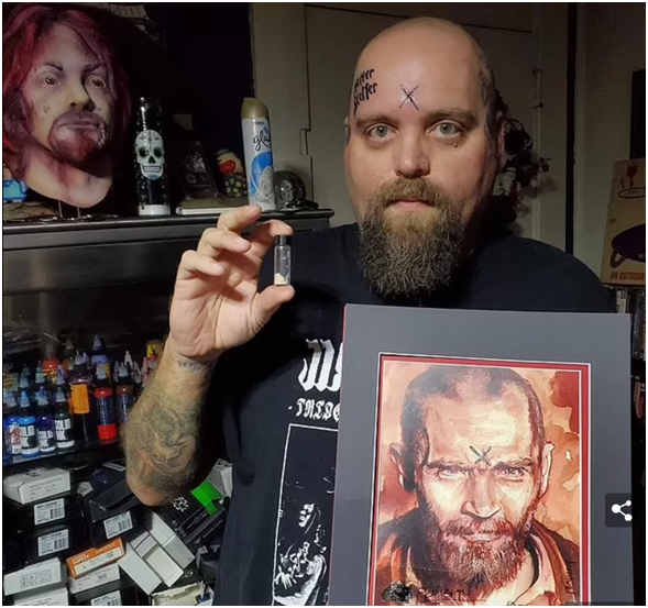 盲目崇拜？紐約夫婦一擲千金，雙雙在腿上紋上邪教領袖的肖像