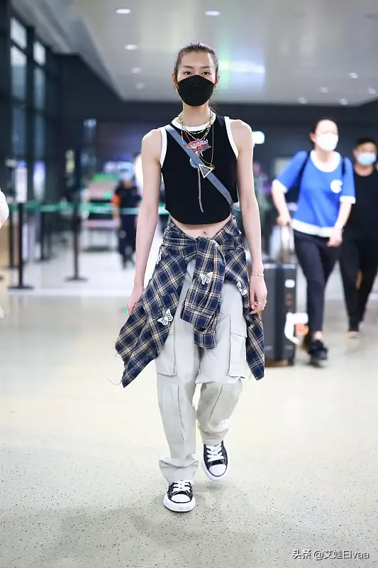 劉雯終於高調,穿“兒童背心”機場秀身材,打扮清涼超模腰搶鏡 劉雯終於高調,穿“兒童背心”機場秀身材,打扮清涼超模腰搶鏡