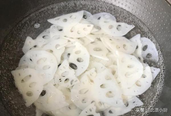 蓮藕焯水只加白醋，難怪還發黑？只需多加1味料，蓮藕白淨脆爽