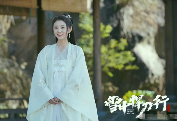 前腳與熱巴搭檔完，後腳又出演張若昀新劇，換造型後愣是沒認出來