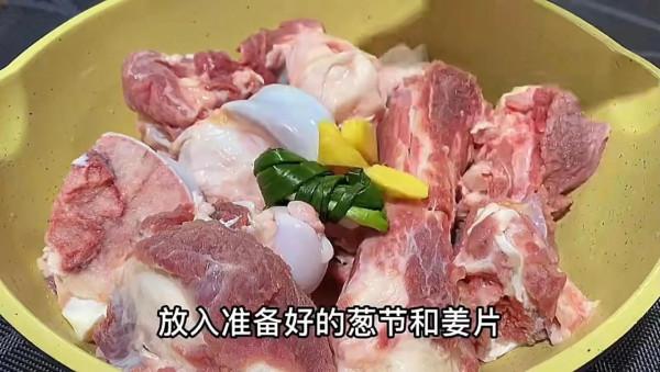 燉骨頭湯，牢記“兩不放”訣竅，湯白肉香不油膩，營養全保留
