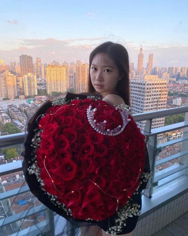 甄子丹17歲女兒曬美照，收99朵玫瑰疑戀愛，呂良偉兒子已暗戀多年