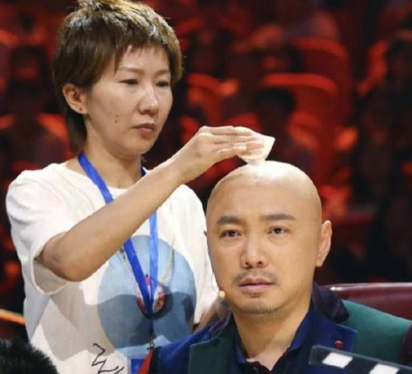 楊穎後背瘦到骨頭凸顯，看清面板狀態後，原來沈夢辰說的都是真的