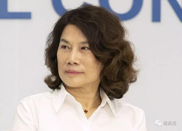 孟晚舟穿紅裙下飛機，女大佬都愛穿什麼品牌？