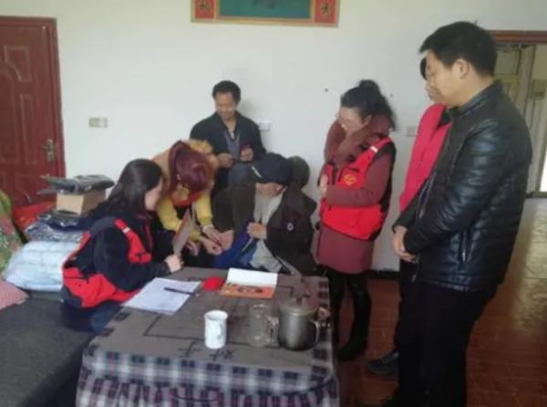 貴州86歲老兵接受慰問，牆上竟然掛著邱少雲的舊照，這是怎麼回事