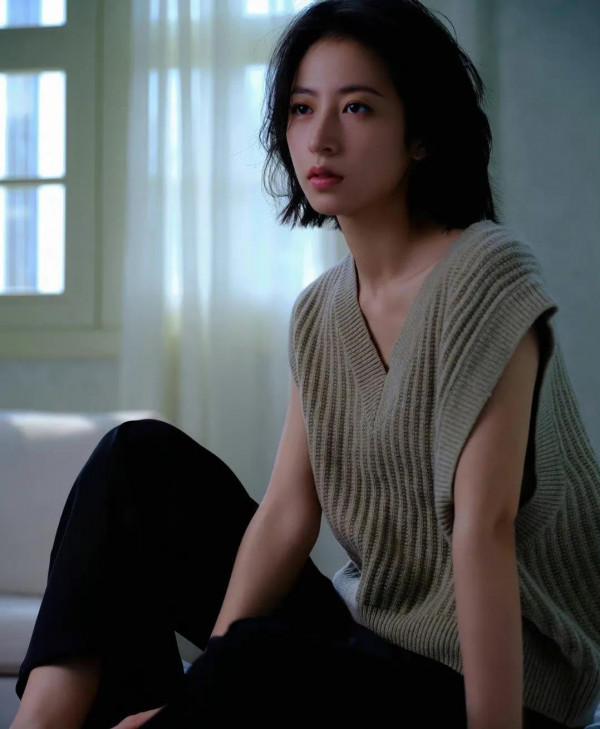 周雨彤利落短髮，眼神幽怨，眼睛裡全是故事，心裡也藏著無限柔情