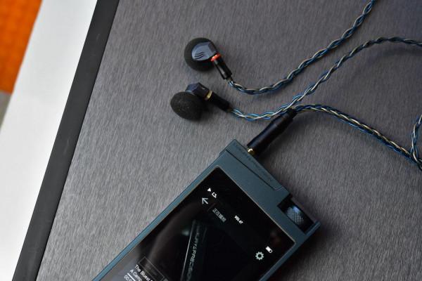 兼具老派平頭塞的韻味和新派平頭塞的素質，音可若瓦天牛試聽