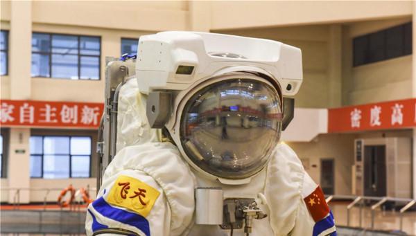 宇航員若不慎掉入太空,能重返飛船嗎?航天服有多重要? 宇航員若不慎掉入太空,能重返飛船嗎?航天服有多重要?