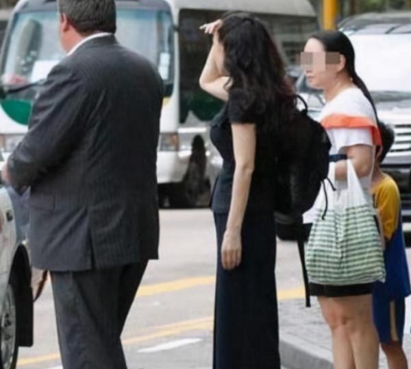 李連杰終於現身了，摘下帽子猶如糟老頭！妻子利智風韻猶存