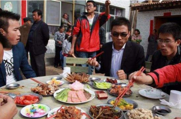 農村酒席“怪象”：悶頭吃菜的多了，大口喝酒的少了，什麼情況？