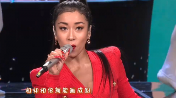 眾星春晚造型：趙麗穎連換兩套，張小斐氣質出眾，馬凡舒甜美可人