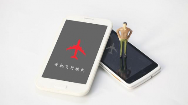 飛機能玩手機嗎？攜帶一部高效能手機，絕對是外出旅遊者的好幫手