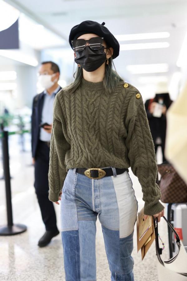 孟美岐穿墨綠色絞花毛衣搭配拼接直筒牛仔褲,戴貝雷帽溫暖時髦 孟美岐穿墨綠色絞花毛衣搭配拼接直筒牛仔褲,戴貝雷帽溫暖時髦