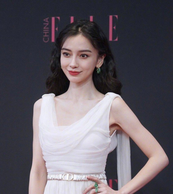 放大看ELLE紅毯：造型師下線，唐嫣髮型顯厚重，楊冪妝容太顯老