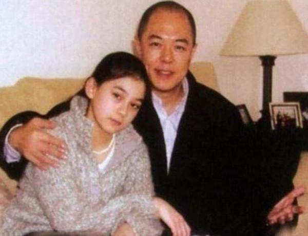 有一種“神顏”叫張鐵林女兒，混血味越來越濃，還意外撞臉埃琳娜