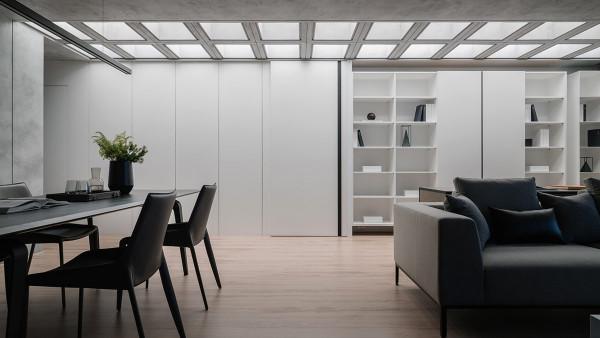 陽光明媚，灰白相間的公寓