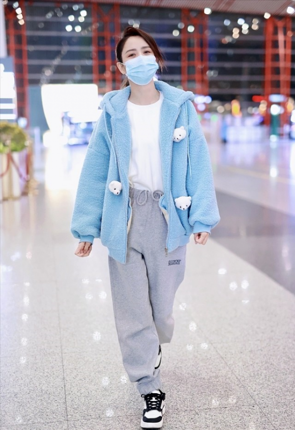 佟麗婭越穿越年輕了，這三組搭配時髦減齡，造型看著就很舒服