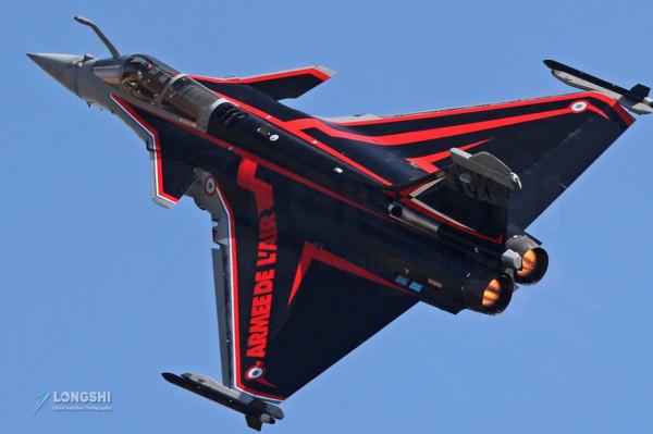 法國航母戰巡，向俄軍施壓，空中加油出洋相，陣風M戰機差點餵魚