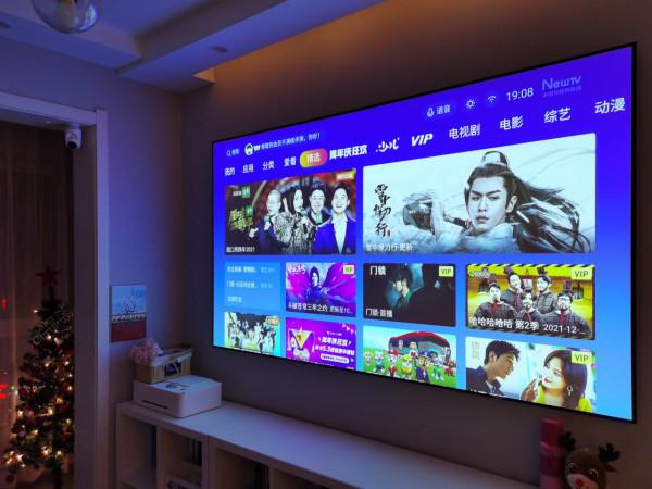 幾千元投影就能有幾萬元鐳射電視的體驗，慧示J1 Pro評測