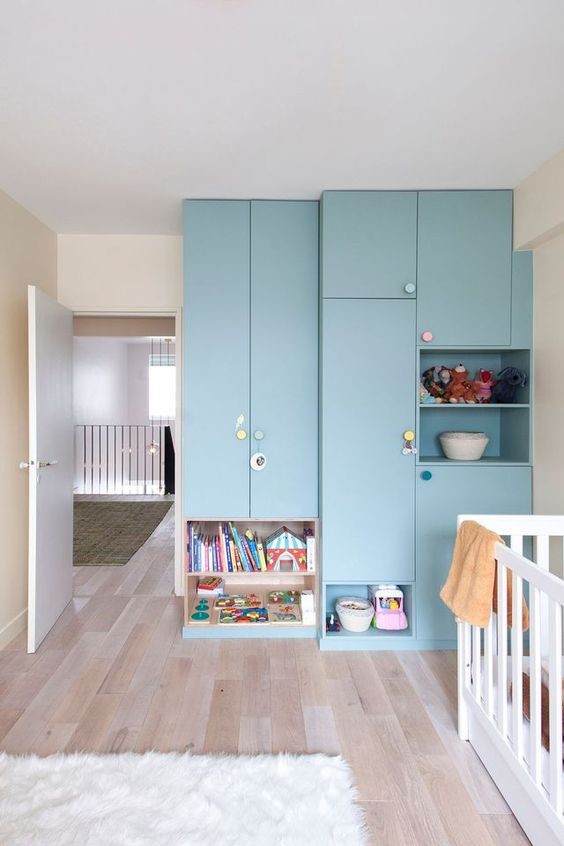 捨得櫃子底部留空，收納才會更好用，尤其在兒童房，放雜物剛剛好