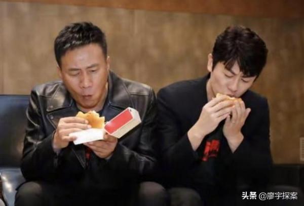 有人帶8助理30保鏢，他啃漢堡被噎，誰揭了“塑膠演員”的遮羞布