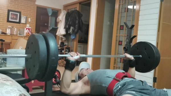 健身愛好者，每天在家如何訓練胸肌的