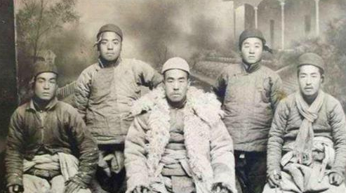 1960年,四川女校長隱藏15年,因一碗肉被捕,村民得知後怒斥:處決她 1960年,四川女校長隱藏15年,因一碗肉被捕,村民得知後怒斥:處決她