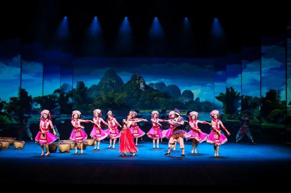 暑假，帶娃來桂林千古情放肆撒野，看精彩演出，重返侏羅紀